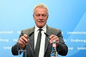 Bundesminister Alois Rainer stellt den "Ernährungsreports 2025" vor.
