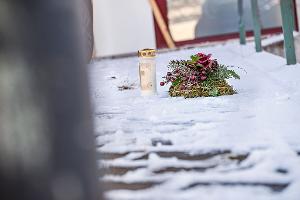 Vor dem Firmengebäude, in dem die Leichen der beiden Söhne gefunden wurden, liegen eine Kerze und ein Kranz.