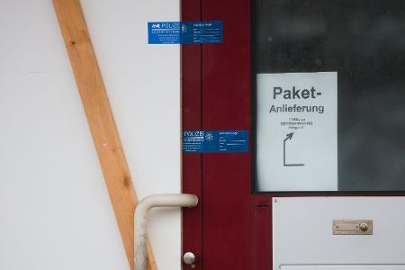 Ein Polizeisiegel sperrt einen Tatort in einer Firma in St. Johann in Baden-Württemberg ab.