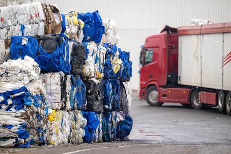 Das Firmengelände im Bereich Industriehäfen.