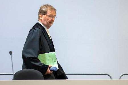 Der Vorsitzende Richter Dirk Sternberg betont, dass die Rechte aller Prozessbeteiligten gewahrt werden müssen. (Archivbild)
