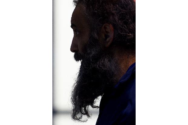 Taleb al-Abdulmohsen sitzt in dem Gerichtssaal in einem Glaskasten.