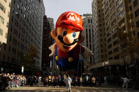 Super Mario zieht zu Thanksgiving durch New Yorks Häuserschluchten.