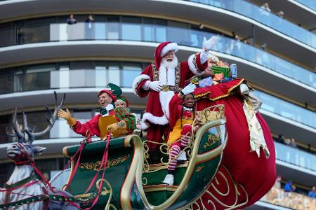 Zum Abschluss der Parade erklärt Santa Claus die Weihnachtssaison für eröffnet.