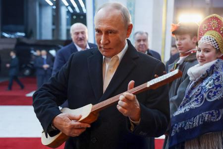 Putin zart besaitet mit Instrument, doch im Ukraine-Krieg bekräftigt er seine harte Haltung.