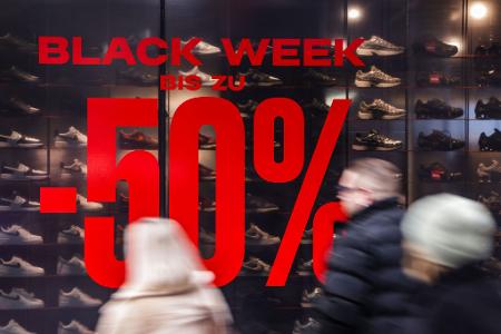 Die Geschäfte buhlen vor dem Black Friday um die Gunst der Kunden.