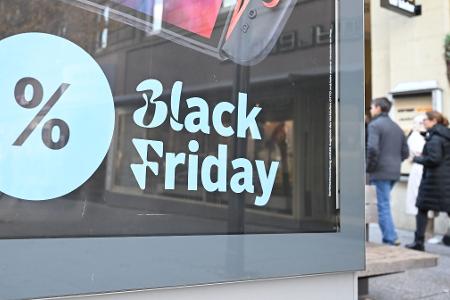 Die Black-Friday-Aktionstage sind auch in den Fußgängerzonen sehr präsent.