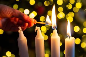 Fünf ausgefallene Ideen für einen DIY-Adventskranz