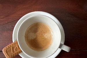 Total 2025: Frischer Kaffee und dazu ein kleiner Keks, ein Karamellkeks. (Archivbild)