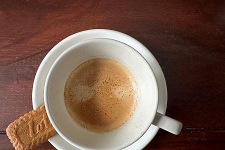 Total 2025: Frischer Kaffee und dazu ein kleiner Keks, ein Karamellkeks. (Archivbild)