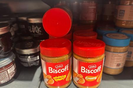 Zwischen Konfitüren und Erdnussbutter steht in vielen Supermärkten inzwischen Karamellkekscreme-Brotaufstrich. (Archivbild)