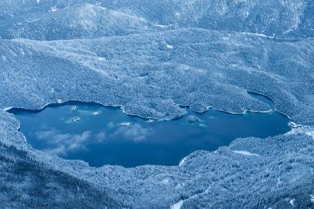 Der Eibsee im winterlichen Gewand