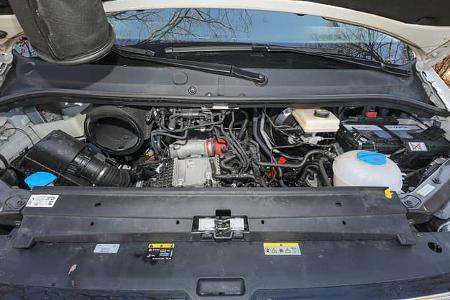 VW Grand California, Motor, geöffnete Motorhaube 