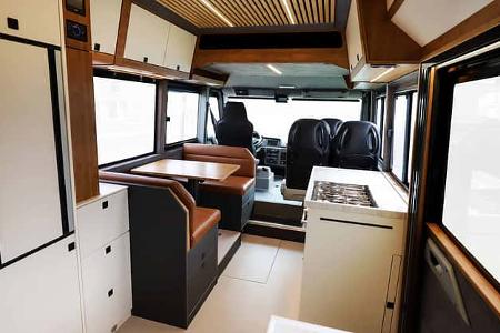 Torsus Paetorian Liberra (2025), Sitzgruppe