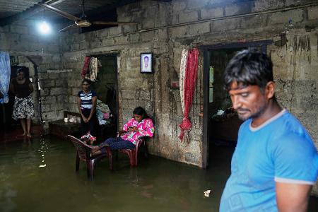 Erdrutsche, blockierte Straßen und Hochwasser in Wohnhäusern: Die Folgen des Zyklons legen das öffentliche Leben auf Sri Lanka nahezu lahm. 
