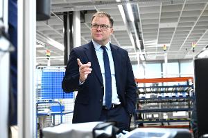 Bundesumweltminister Schneider hat die Verbraucher in Deutschland aufgefordert, beim Kauf von Smartphones auch gebrauchte Geräte in Erwägung zu ziehen.