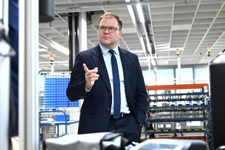 Bundesumweltminister Schneider hat die Verbraucher in Deutschland aufgefordert, beim Kauf von Smartphones auch gebrauchte Geräte in Erwägung zu ziehen.