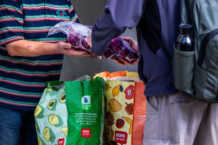 Aktuell suchen nach Angaben der Organisation etwa 1,5 Millionen Menschen regelmäßig die Tafeln auf. (Archivbild)