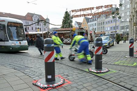 Die Poller sollen Besitzer des Augsburger Christkindlesmarkts schützen.