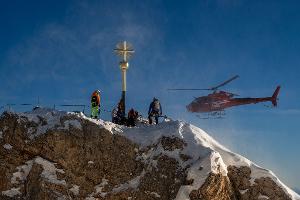 Ein Helikopter hat das frische vergoldete Kreuz zurückgebracht. 