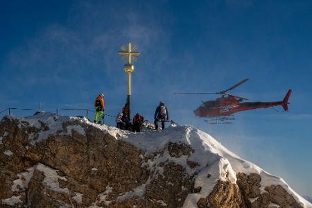 Ein Helikopter hat das frische vergoldete Kreuz zurückgebracht. 