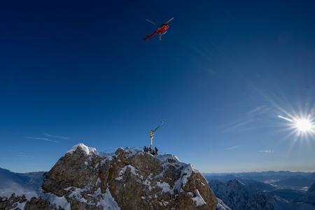 Das Kreuz schwebt am Gipfel ein. 