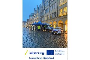 Foto: Polizei Münster. Veröffentlichung erfolgt mit dieser Mitteilung honorarfrei. Das Bild zeigt einen Stand der Polizei Münster und der Polizei Niederlande auf dem Prinzipalmarkt.