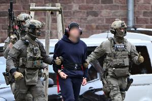 Nach der Haftprüfung beim Bundesgerichtshof in Karlsruhe wird eine Person zu einem Hubschrauber gebracht. 