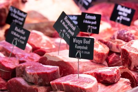 Je höher die Inflationsrate, umso geringer die Kaufkraft der Menschen. Das spüren Verbraucher zum Beispiel beim Lebensmittelkauf.