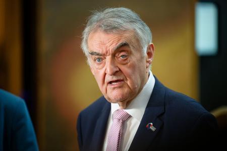 Innenminister Reul will nun den Austausch mit Gehörlosen-Verbänden suchen.