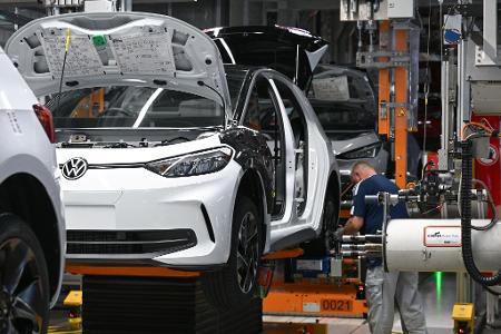 Der Hochlauf der Elektromobilität geht aus Sicht der Industrie zu langsam voran. (Symbolbild)