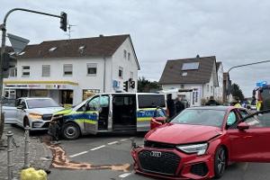 Die drei beteiligten Fahrzeuge an der Unfallstelle (Bildquelle: Polizeipräsidium Südosthessen).