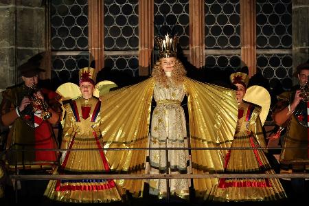 Mit dem feierlichen Prolog eröffnet Nora Falk, das neue Nürnberger Christkind, auf der Empore der Frauenkirche offiziell den Nürnberger Christkindlesmarkt 2025.