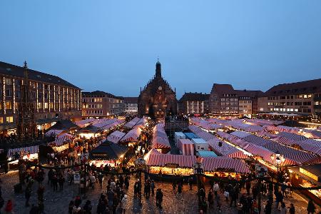 An rund 160 Ständen mit den typischen rot-weiß gestreiften Stoffdächern können sich die Besucherinnen und Besucher auf Weihnachten einstimmen.