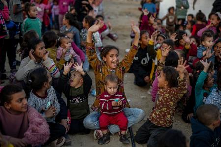 Flüchtlingskinder sehen sich bei einer Vorführung während der Waffenruhe in Gaza Zeichentrickfilme an.