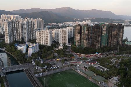 Nach dem Brand in einer Wohnanlage in Hongkong gelten weiterhin rund 200 Personen als vermisst. 
