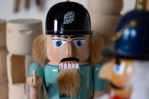 Echt erzgebirgischer Nussknacker vs. Importmodell. Das Kunsthandwerk im Erzgebirge setzt sich gegen Kopien aus dem Ausland zur Wehr. Auch vor Gericht.