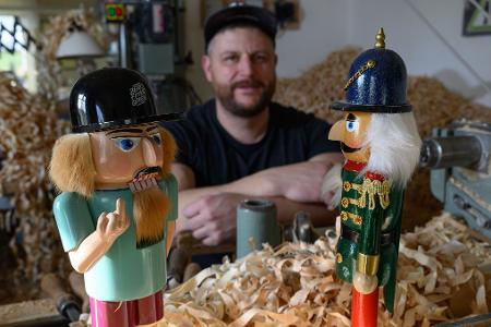 Holzspielzeugmacher Markus Füchtner erweckt in seiner Werkstatt in Seiffen erzgebirgische Nussknacker in Handarbeit zum Leben. Er ärgert sich über Billigkopien aus Fernost im Handel. 