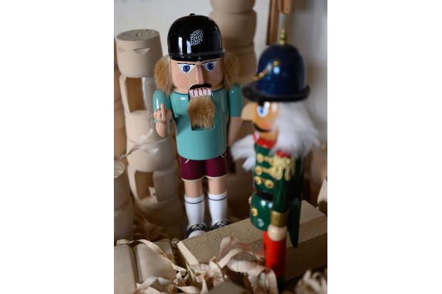 Hölzerner Rebell: Der erzgebirgische Nussknacker zeigt Billigkopien aus Fernost den Stinkefinger. 