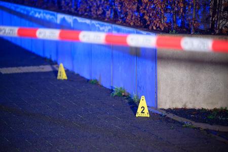 Die Polizei sichert Spuren am Tatort. 