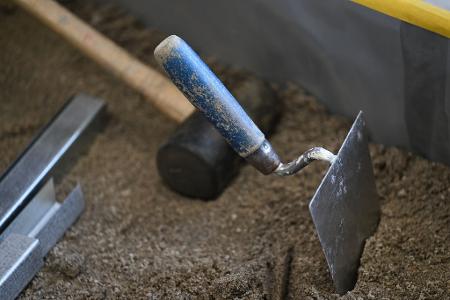 Die geplanten Milliardeninvestitionen des Staates in Infrastruktur wie Straßen und Schienen sowie in Verteidigung sollten im nächsten Jahr die Wirtschaft ankurbeln. (Symbolbild)