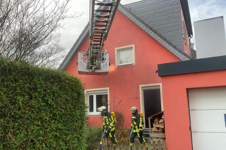 Menschenrettung über Drehleiter, Stadt Bochum, Feuerwehr und Rettungsdienst