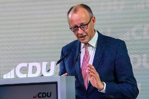 "Wir müssen ein starker Industriestandort bleiben", sagt Kanzler Friedrich Merz (CDU).
