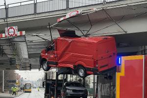 © Feuerwehr Dresden

Der Kleintransporter droht vom Anhänger des Fahrzeugtransporters zu stürzen.