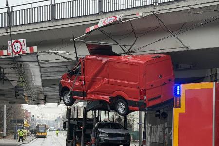 © Feuerwehr Dresden
Der Kleintransporter droht vom Anhänger des Fahrzeugtransporters zu stürzen.