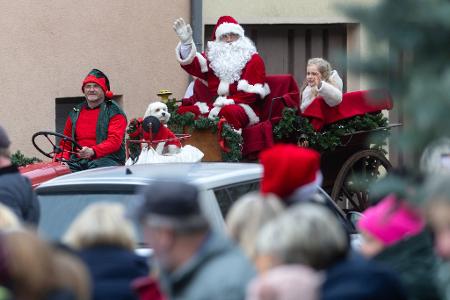 Der Weihnachtsmann kommt zum Tag der offenen Tür vor das Weihnachtspostamt Himmelsberg gefahren. 