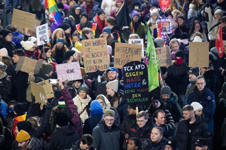 Die Teilnehmer de Demos hatten zahlreiche Plakate dabei.