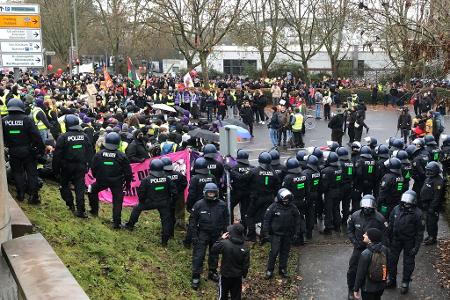 Eine unangemeldete Demonstration an der Konrad-Adenauer-Brücke in Gießen.