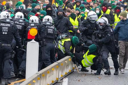 Bei den Protesten kam es zu Rangeleien und Zusammenstößen.