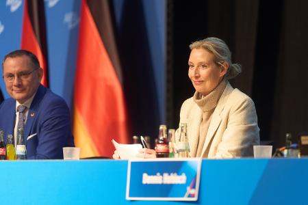Auch die AfD-Bundesvorsitzenden Weidel und Chrupalla trafen mit Verspätung ein. 